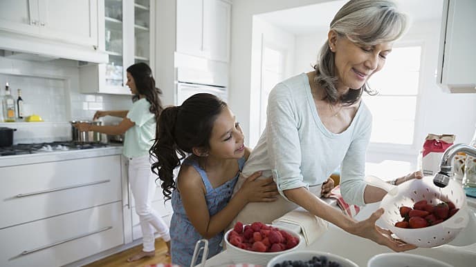 Abuela, madre e hija cocinando felices