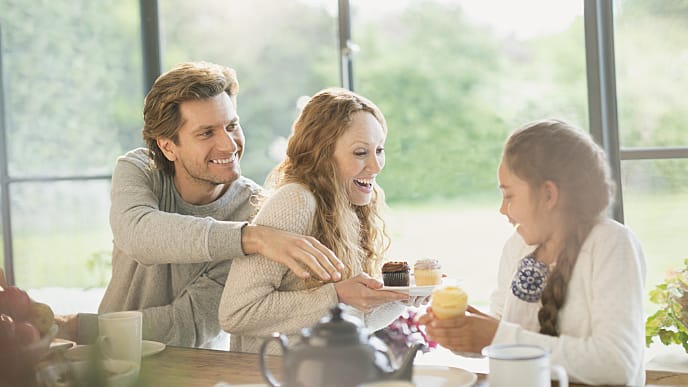 Familia feliz desayunando