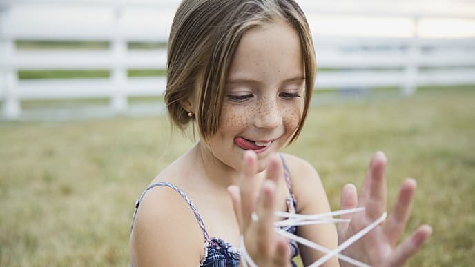 Niña pequeña sonriendo y jugando