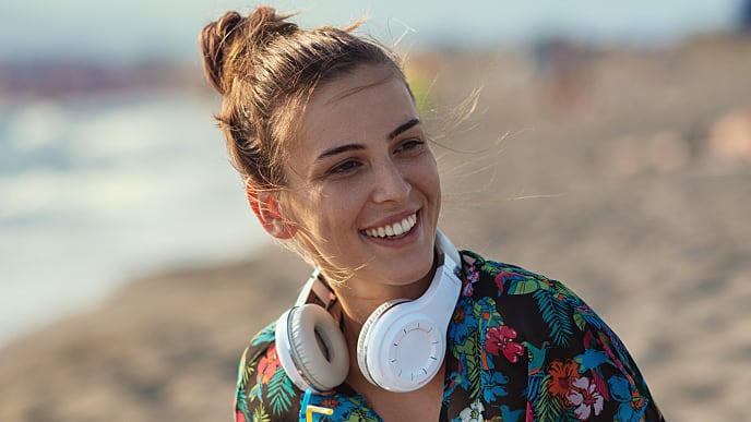 Mujer en la playa sonriendo