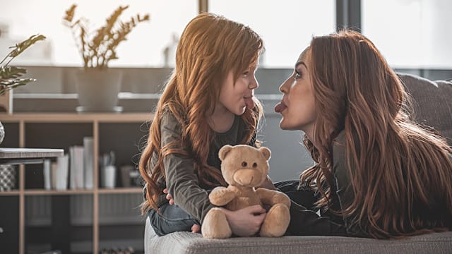 Mamá e hija jugando felices