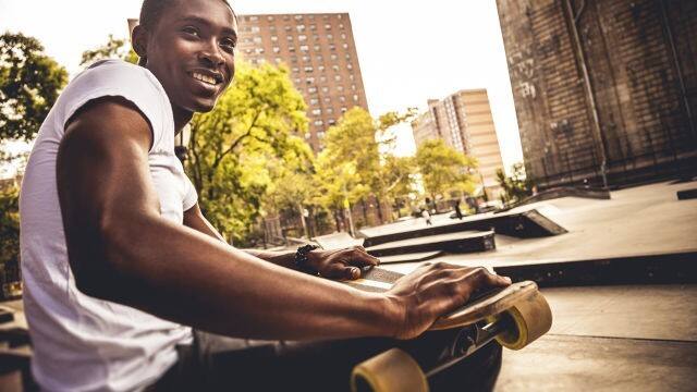 jovem-com-skate-na-mão