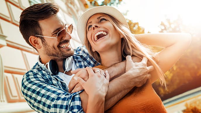 pareja feliz con sonrisa perfecta por tratamiento de obturacion