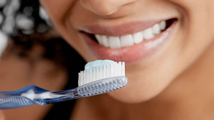 Mujer cepillándose los dientes