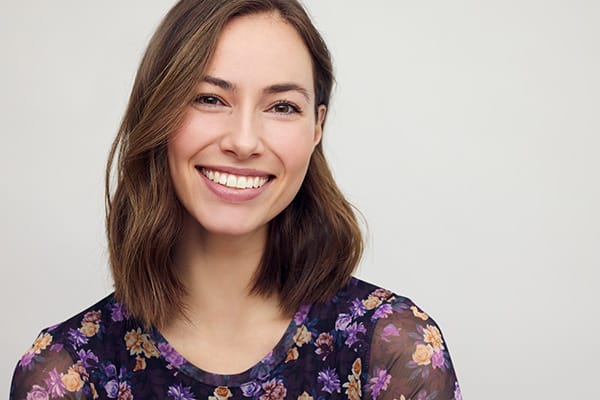 Chica feliz sonriente