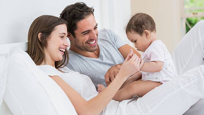 Familia feliz con bebé dentando