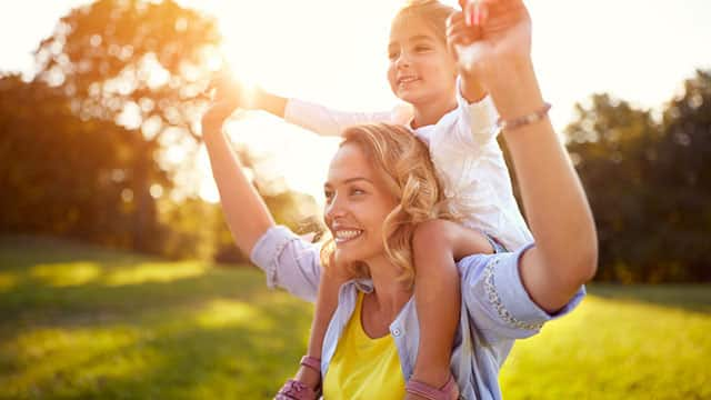 Madre e hija pequeña jugando en el parque