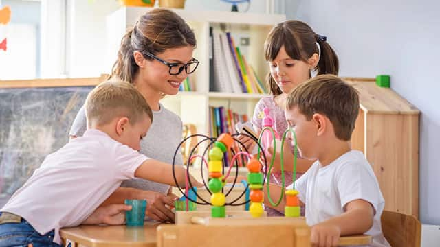 Niños jugando con su maestra