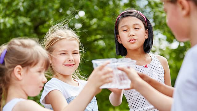 Children are toasting with water cups 