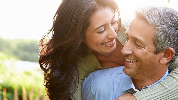 Pareja sonriendo