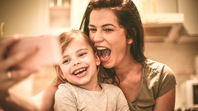 madre e hijo con dientes de leche