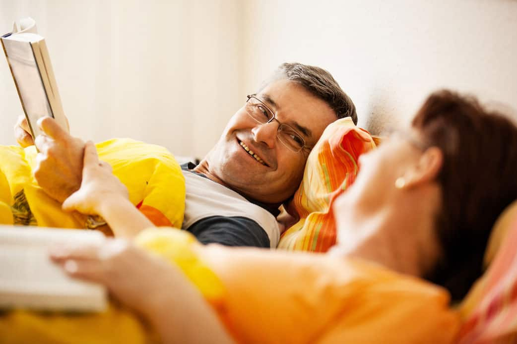 Pareja leyendo en cama