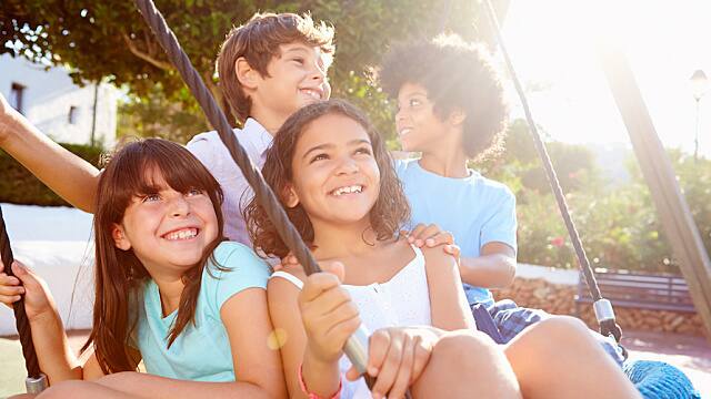 Niños felices jugando en el parque