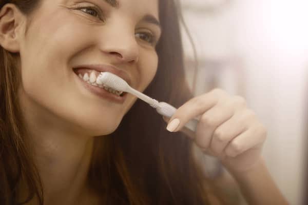 Para prevenir los problemas de encías, basta cuidarlas bien