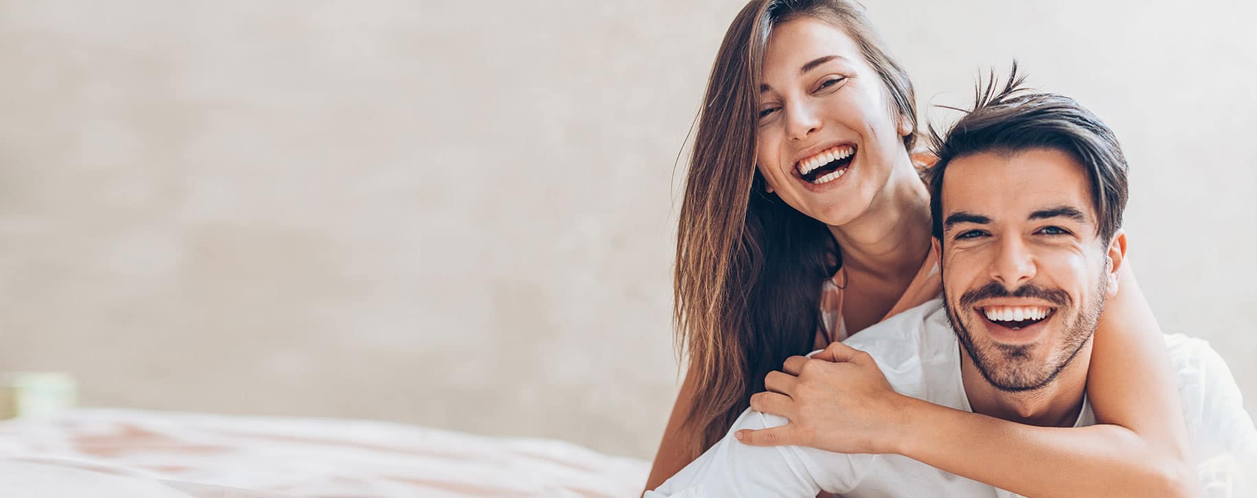 Pareja sonriendo