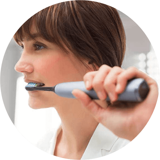 Mujer cepillándose con Colgate Philips SonicPro Mujer cepillándose con Colgate Philips SonicPro