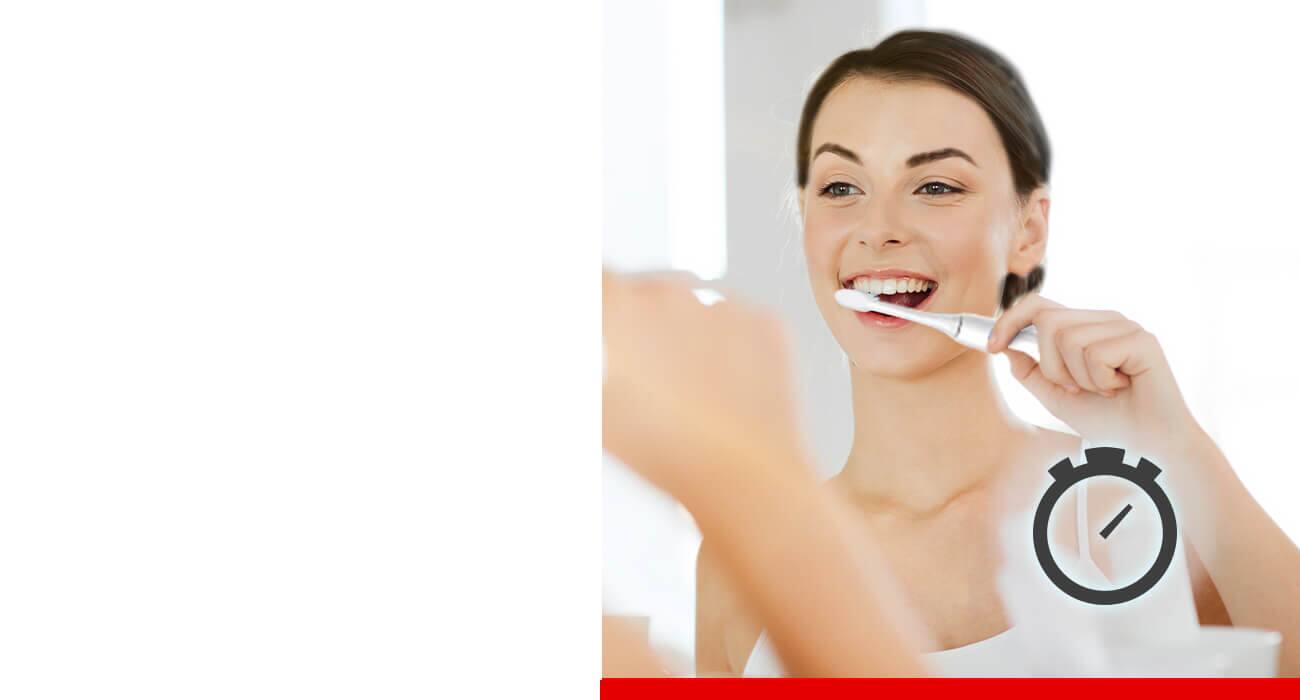 Mujer cepillándose con Colgate Philips SonicPro