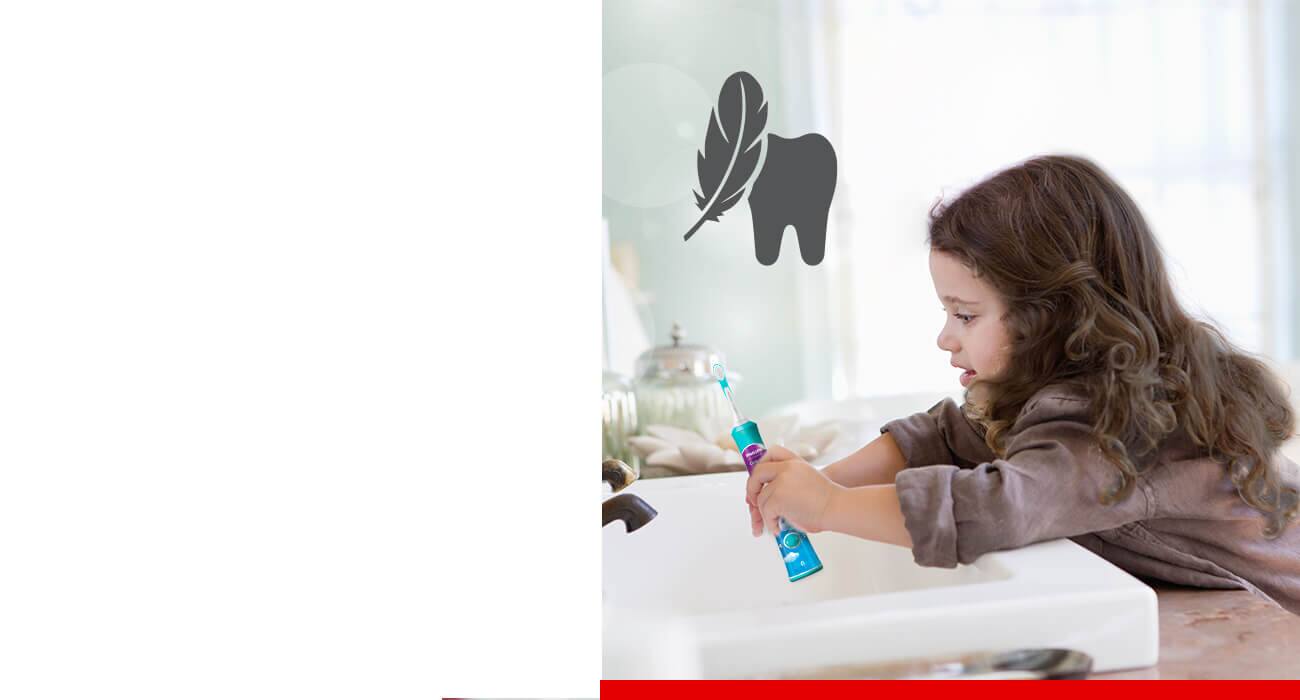 Mujer cepillándose con Colgate Philips SonicPro Mujer cepillándose con Colgate Philips SonicPro