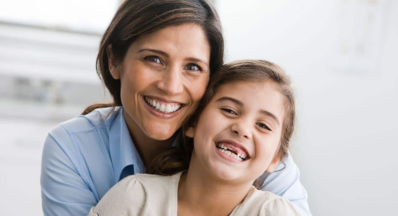 Mujer y niña sonriendo