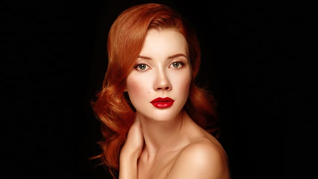 Mujer de cabello rojo en fondo negro