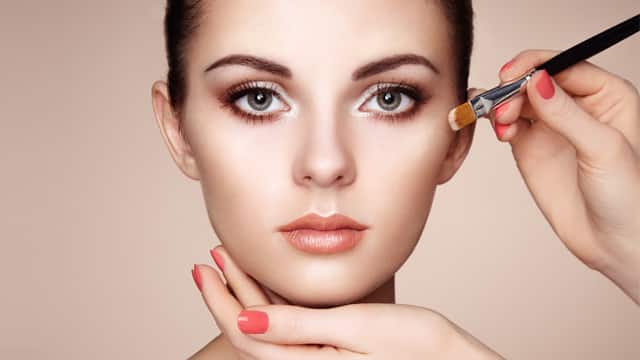 Mujer siendo maquillada