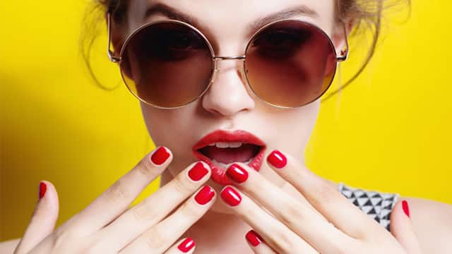 Mujer con lentes de sol y uñas perfectas