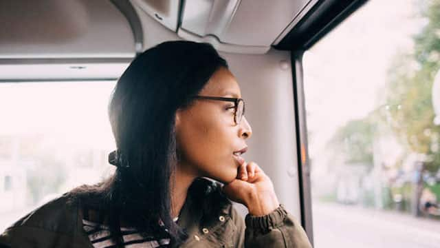 Mujer viendo por la ventana