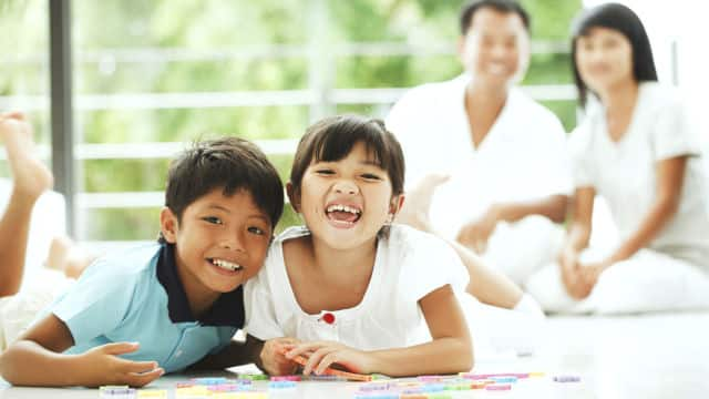 Padres y niños sonriendo