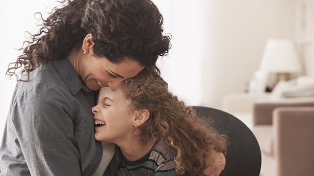 Madre e hija sonriendo