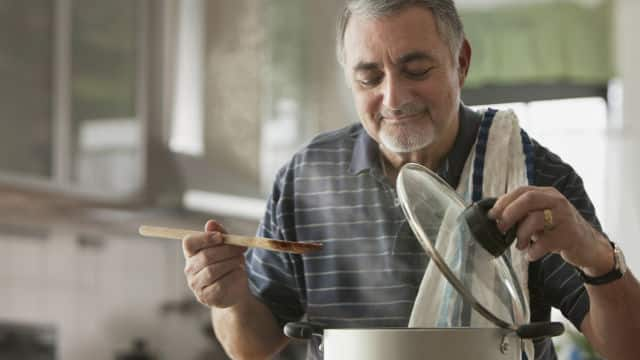 Hombre cocinando