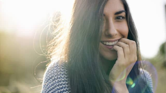 Mujer con dientes perfectos sonriendo