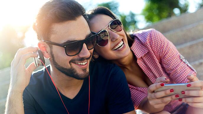 Pareja sonriendo