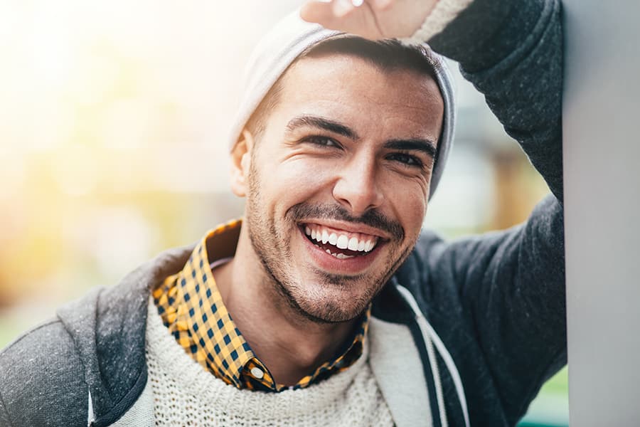 Homme souriant