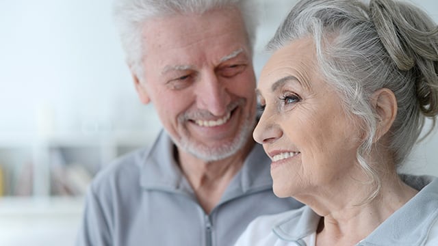Mujeres mayores sonriendo