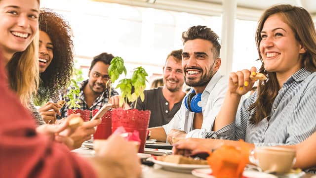 Grupo de personas comiendo