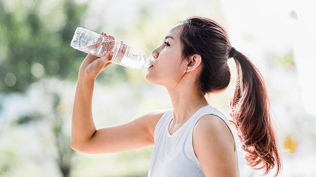 Joven tomando agua