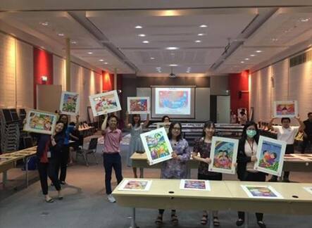 บรรยากาศการขายรูปให้กับพนักงาน บรรยากาศการขายรูปให้กับพนักงาน