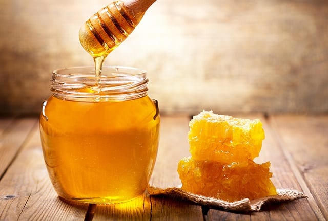 น้ำผึ้ง หนึ่งในส่วนผสมของ ยาสีฟัน คอลเกต  เนเชอรัลล์  ปัญจเวท มีความเหนียว ตามธรรมชาติ มีส่วนช่วยในเรื่องสุขภาพช่องปาก