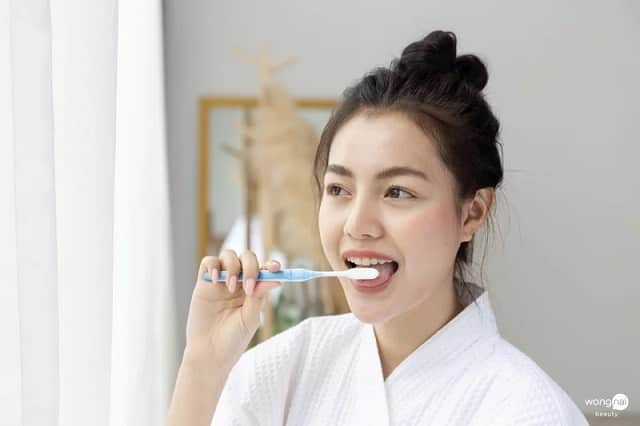 ผู้หญิง รุ่นใหม่ ใช้ยาสีฟัน คอลเกต เนเชอรัลล์ ปัญจเวท ที่มีส่วนผสมจากธรรมชาติ แปรงลิ้น ดูแลช่องปาก ฟันสะอาด อย่างเป็นธรรมชาติ