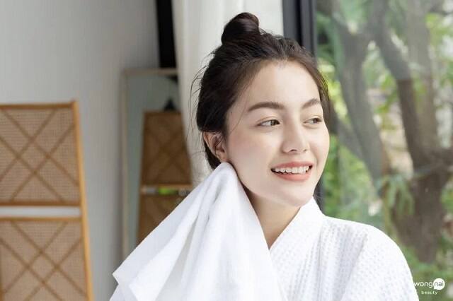 ผู้หญิง รุ่นใหม่ ใช้ยาสีฟัน คอลเกต เนเชอรัลล์ ปัญจเวท ที่มีส่วนผสมจากธรรมชาติ แปรงลิ้น ดูแลช่องปาก ฟันสะอาด อย่างเป็นธรรมชาติ รู้สึกสดชื่น ฟันสวยงาม ยิ้มสวย