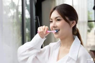 ผู้หญิง แปรงฟัน สะอาด สดชื่น สุขภาพดี ด้วยยาสีฟัน คอลเกต ปัญจเวท สูตรสมุนไพร