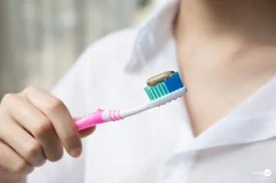 ยาสีฟัน เนื้อสีน้ำตาลอ่อน อมเขียว เพราะมีส่วนผสม ของสมุนไพร จากธรรมชาติ เพื่อดูแลสุขภาพช่องปาก