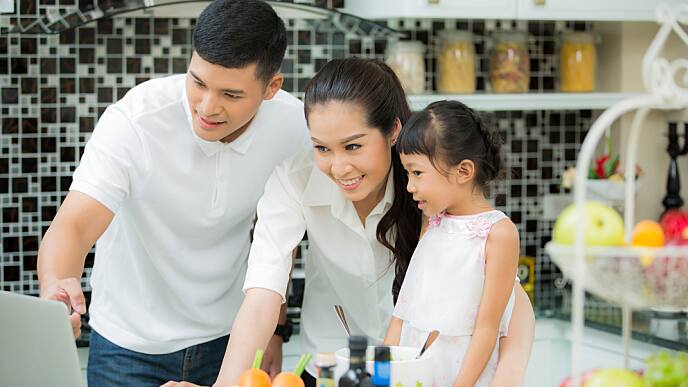 ครอบครัวทำอาหารเย็น