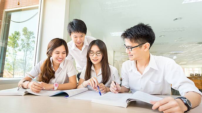 นักเรียน 4 คนที่โต๊ะ