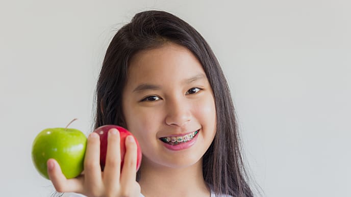 หญิงสาวกำลังถือแอปเปิ้ล