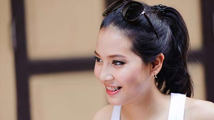 หญิงสาวยิ้ม