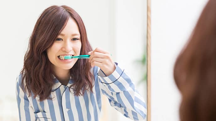 เด็กผู้หญิงกำลังแปรงฟัน