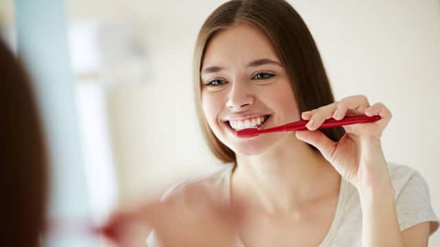genç kadın diş fırçalama