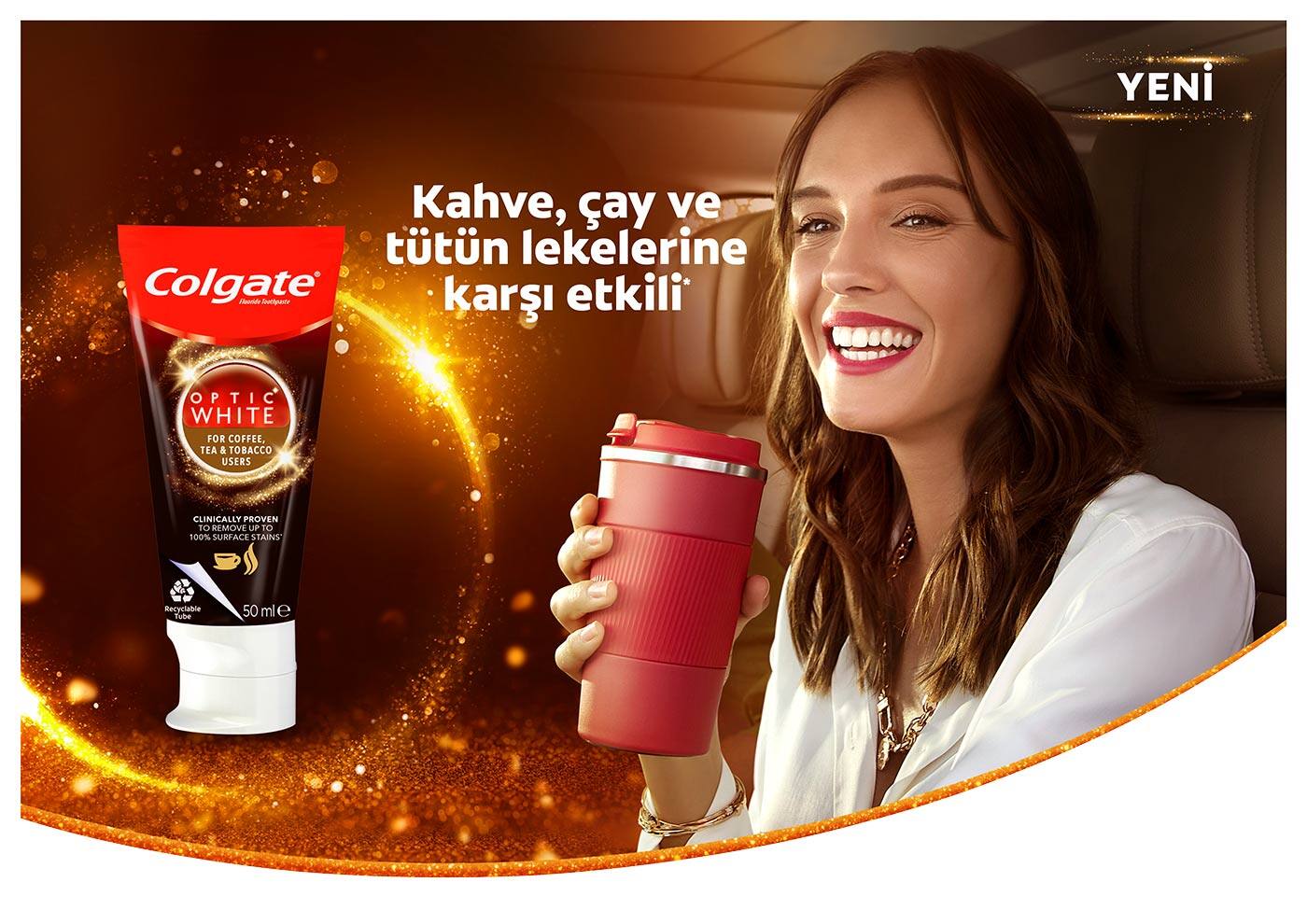 Termos kahve kupası ile gülen kadın 