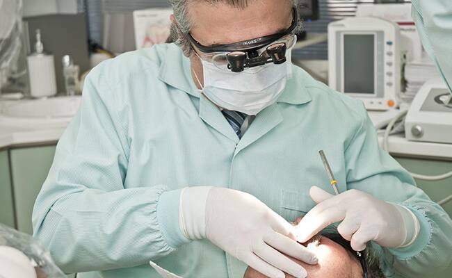 diş hekimi diş prosedürü yapıyor